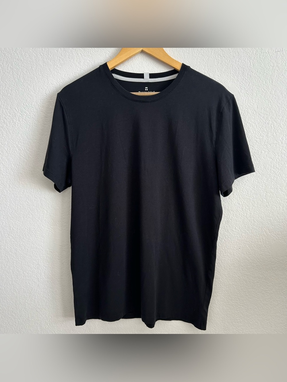 Men’s Tommy John Black Short Sleep Tee Shirt. Size Medium